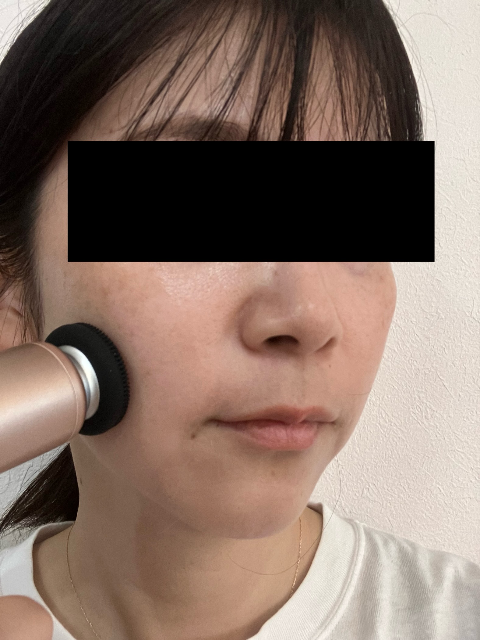 エクサガンハイパーを頬に当てる女性
